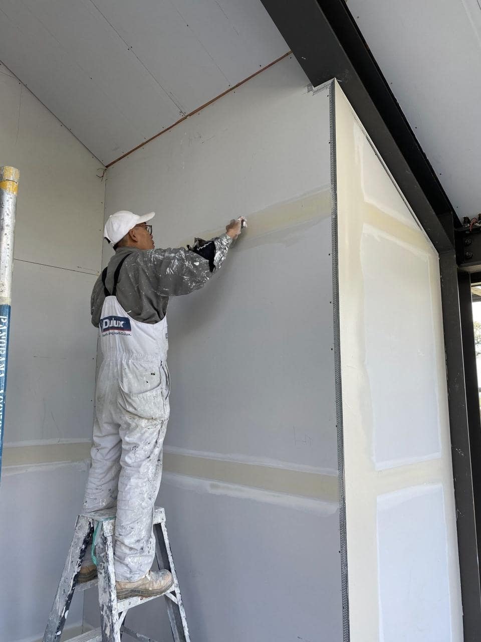 Qualified plasterboard fixer
